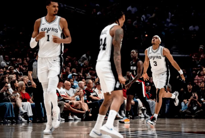 NBA季后赛首轮G4，马刺以114-93大胜开拓者。
赛后文班亚马谈及马刺队的队