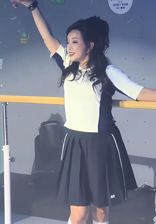 刘晓庆在上海这身打扮像小姑娘的打扮
她的心态真好
只要自己不尴尬，尴尬的就是别人