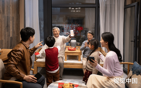 舅舅非用拆迁房换走我的千万彩票，强逼爸妈签了合同后，我懵了：这整蛊刮刮乐，他当真了？