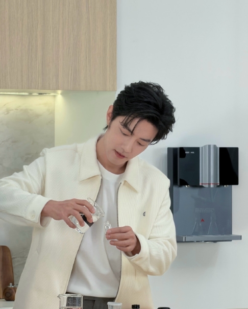 主持人：我又要问那个问题了 是不是特别解压
肖战： 我压力真的没有那么大 各位 