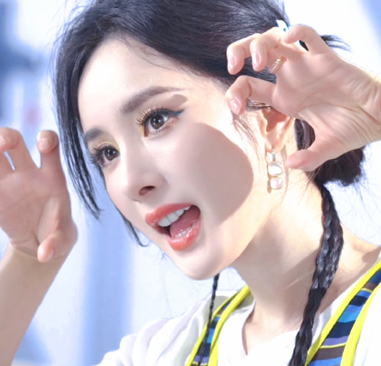 醒来万物皆是沉寂，唯有你是世间的一抹旖旎，他人困于山中晨雾我困于你