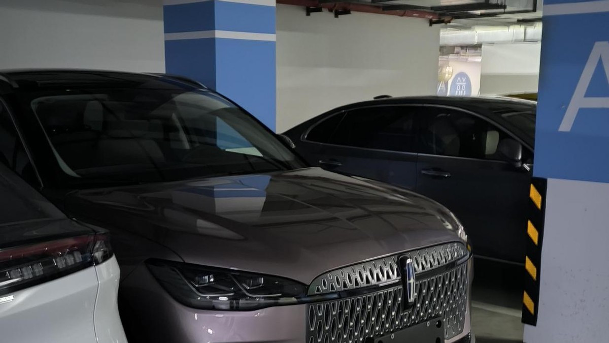 停车场偶遇一台神秘紫车，颜色也太嗲了吧！