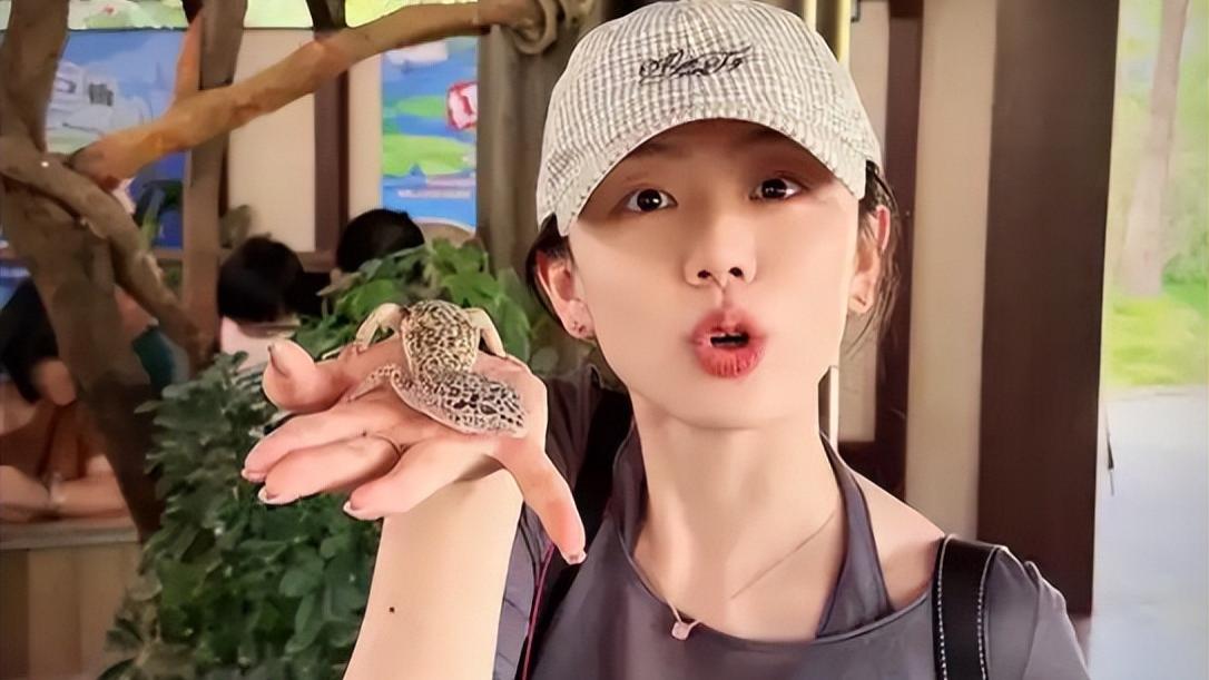冯禧婚后首晒动物园游玩照，嫁给许嵩后真的好甜蜜