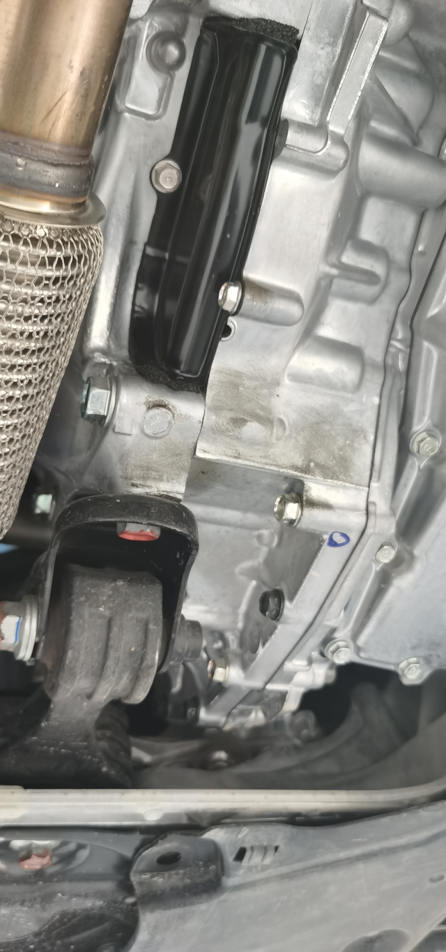 11代雅阁卓越版，第一次保养看到变速箱螺丝这里有油是什么情况？请大神指点