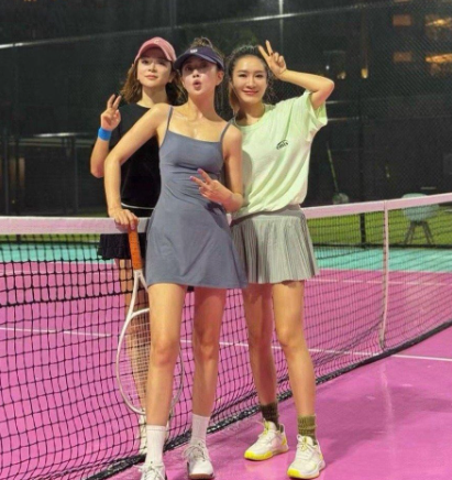 殷桃的身材气质太好了
殷桃分享了她和球犮的合照，题名为“2026要解锁新技能”