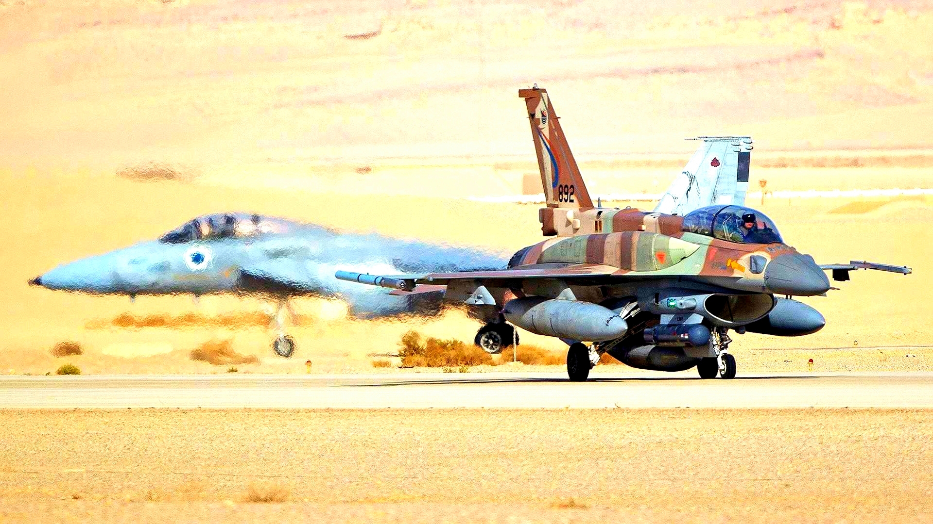 F-16是美国上世纪70年代研制的飞机，它的改进型仍然先进。它是此次美国以色列空袭伊朗的“打手”之一