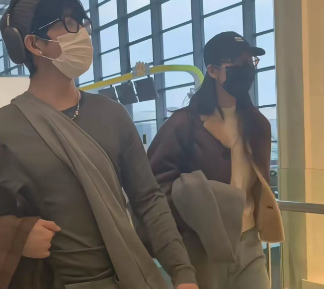 井柏然刘雯牵手亮相上海机场
二人十指紧扣看起来甜美又恩爱！
镜头下的井柏然身穿黑