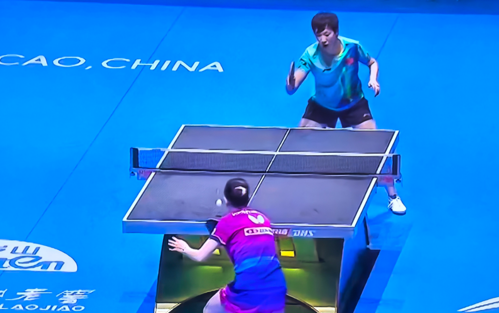 王曼昱VS桥本帆乃香比赛中，裁判突然叫停，原来，这是根据单局超10分钟，总分不到