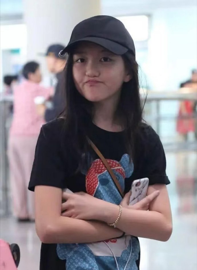 李嫣出生时确诊先天性唇腭裂，李亚鹏与王菲带女儿赴美接受系统性治疗，从出生至18岁