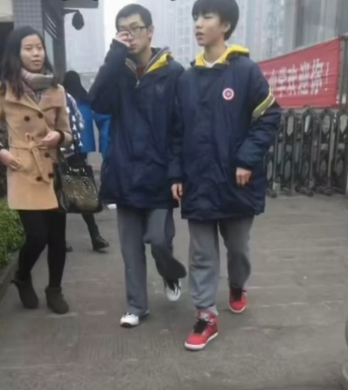 土豆哥和张鹏爷爷竟然已经干了这么多年这样看来李飞这个老板还是挺有人情的，一直给他