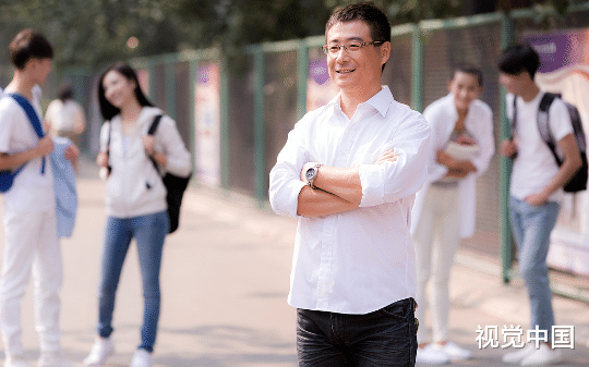 局长仗着市里撑腰，连高考考场的安检门都敢造假，撞上章台县长突袭检查，直接被带走了