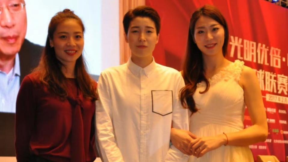 罕见的3位中国女排姑娘的私服合影：魏秋月很温婉，杨珺菁很优雅