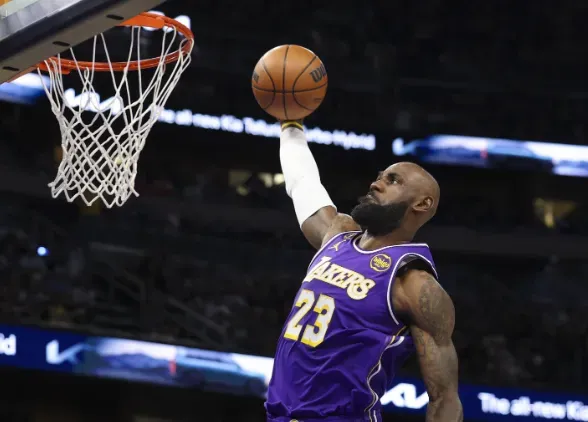 明日常规赛，湖人将在主场对阵雷霆。

据报道，勒布朗-詹姆斯因为左脚伤病管理，被