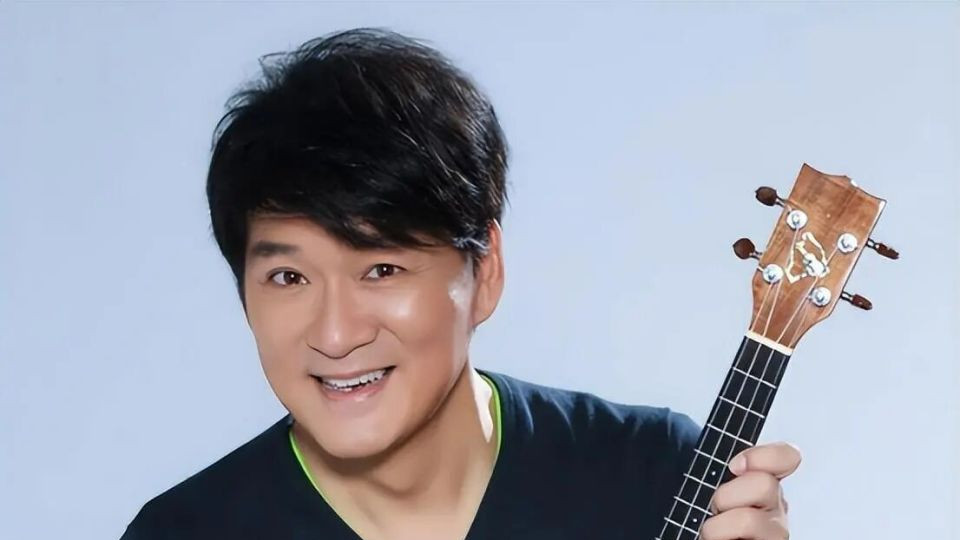 65岁周华健近况曝光！娶美国妻子40年不离不弃，如今儿女成为他的骄傲