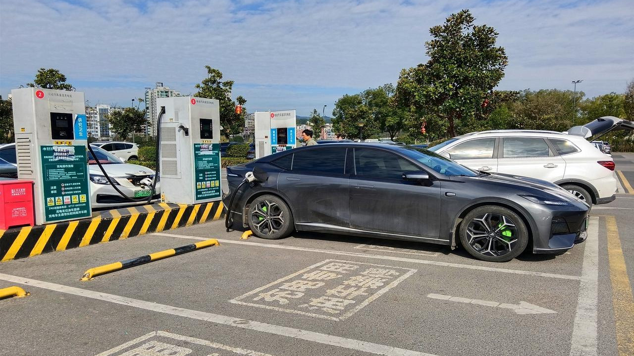 2月份销量同比暴跌32%，新能源汽车怎么了？