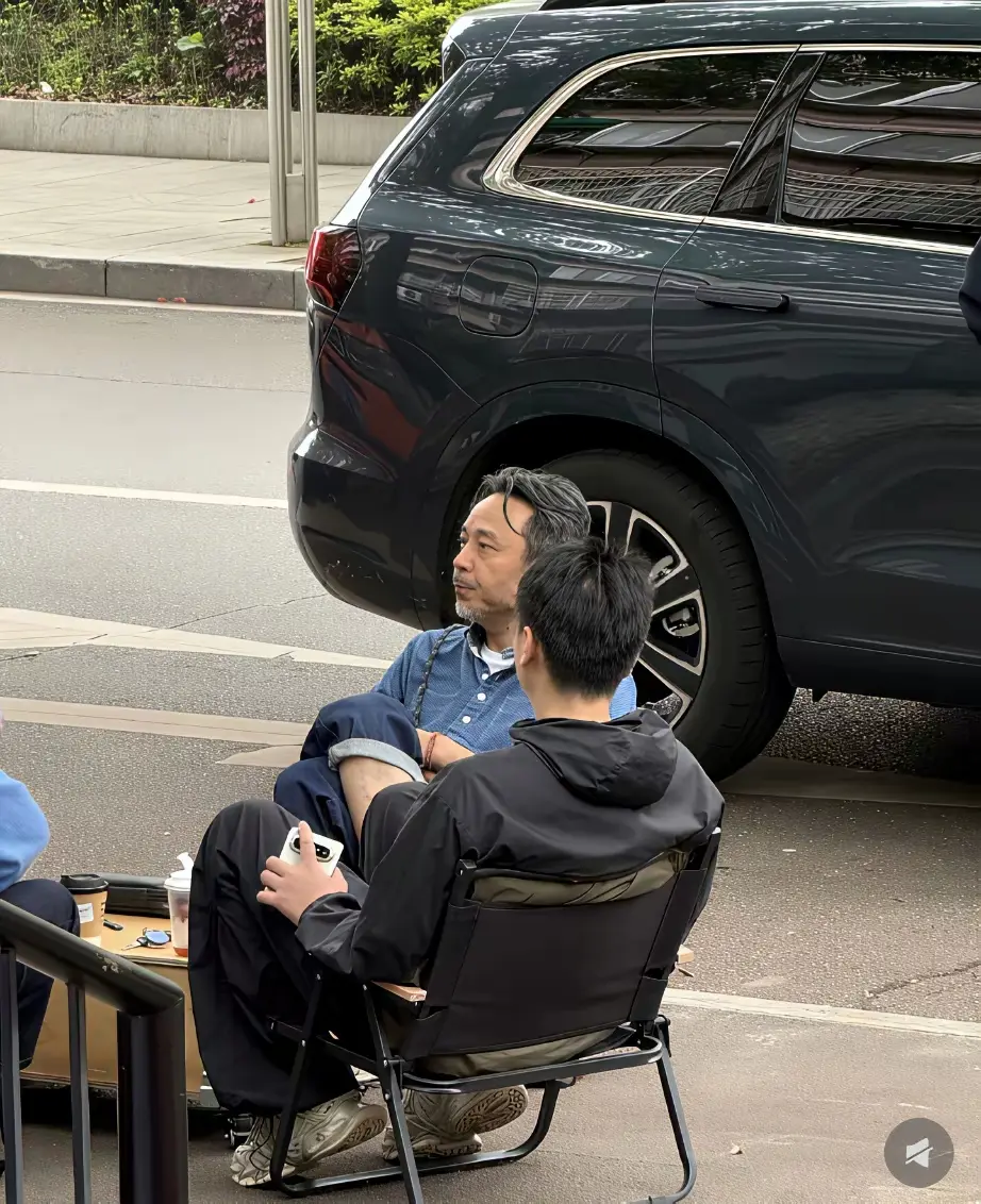 他是著名主持人，头发胡子都白了，还在街边喝咖啡！