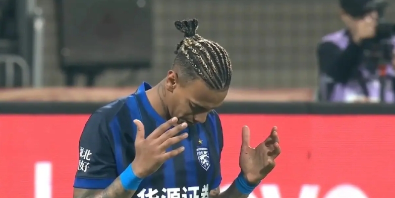 袁甲和李毅认为，武汉三镇的5外援其实是挺可以的，三镇差就差在了国内球员的配置上。