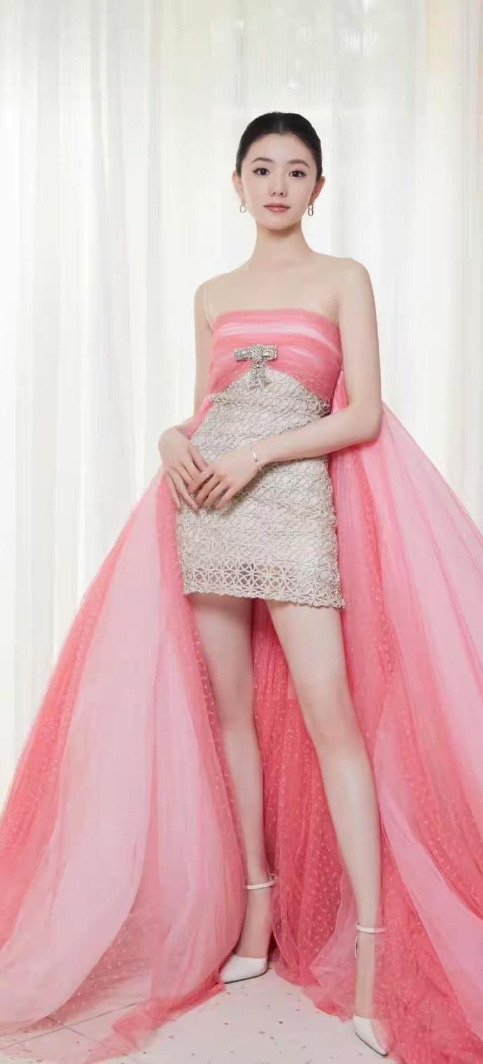 刘浩存的粉色小礼裙，这感觉是不是只有她有？