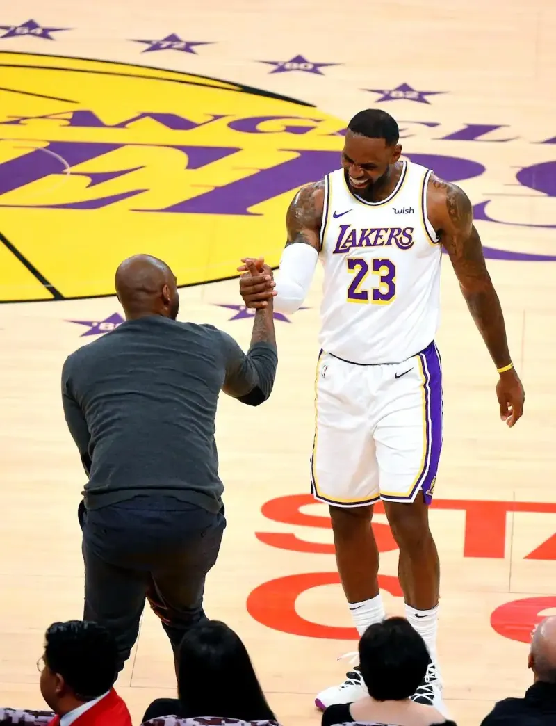 我想说的是湖人球迷就不能是詹姆斯球迷么？詹姆斯在湖人待了有八年了，没有功劳也有苦