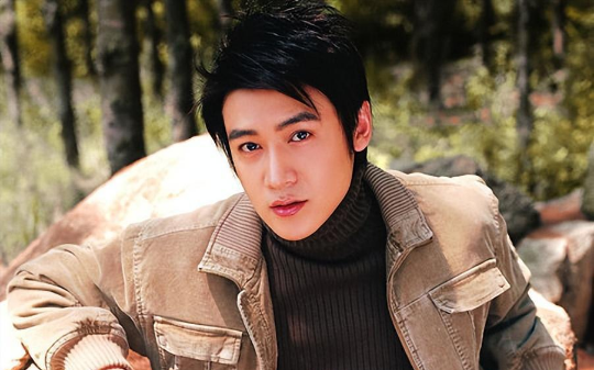 局长谎称母亲病危，强令我大年替他去边西省开会，自己却带情人去滑雪，边西省委书记突击点名，我：局长偷情