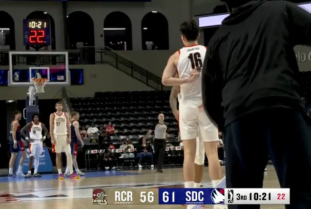 今日NBA G联赛，混音之城对阵圣地亚哥快船的比赛中。

第三节比赛中，杨瀚森G