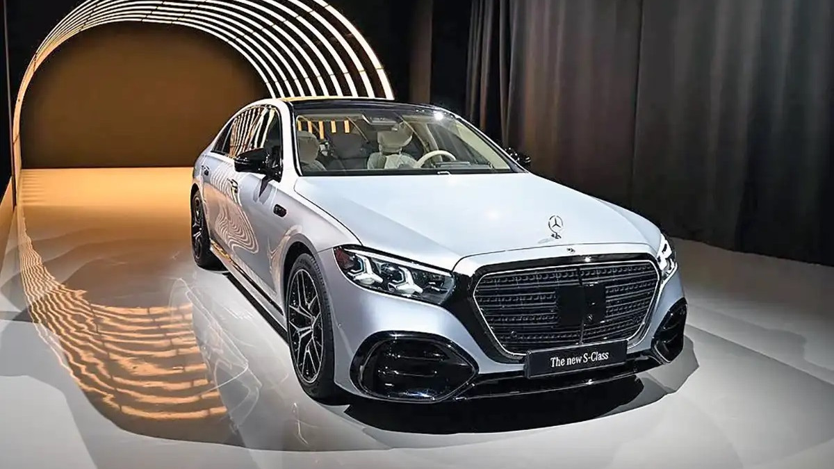 新款奔驰S级实车曝光，采用全新前脸