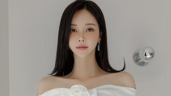 雪线轻缠素履痕， 寒香暗度玉腰身，琉璃世界风初定，一瞥惊鸿影半温