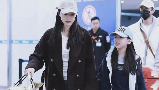 董璇回京，小酒窝还是跟妈亲