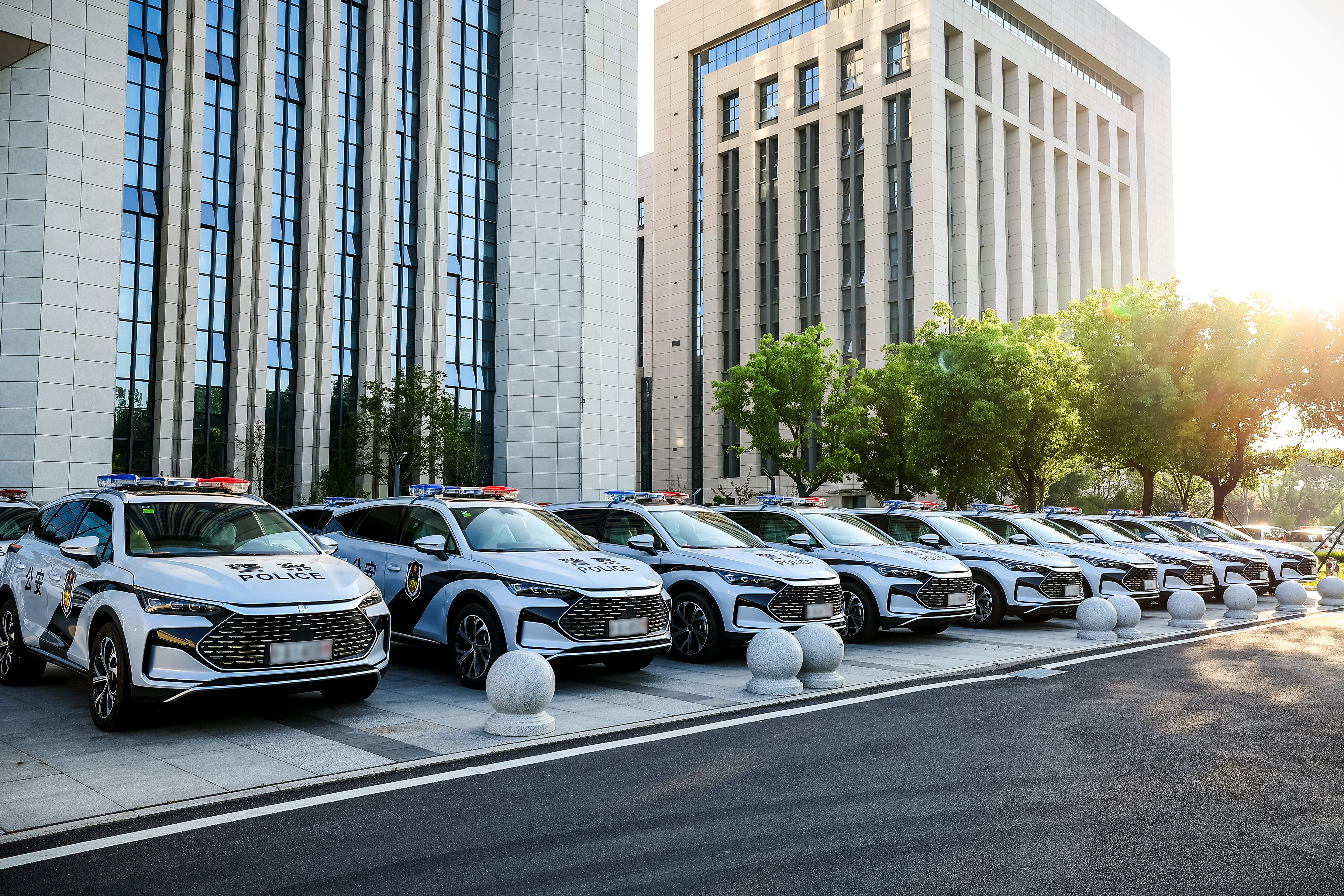 曾经，藏蓝白涂装的桑塔纳、捷达，构成了一代人对警车的集体记忆。而如今，街头的“平