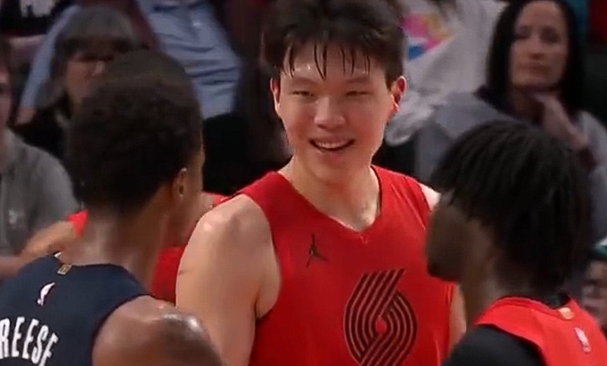 35分大胜之夜，杨瀚森用11分钟证明：比得分更珍贵的是“被打不还手”的大将之风