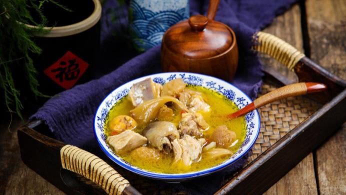 爷爷连夜砌豪华鸡窝：中国人做月子都要喝鸡汤