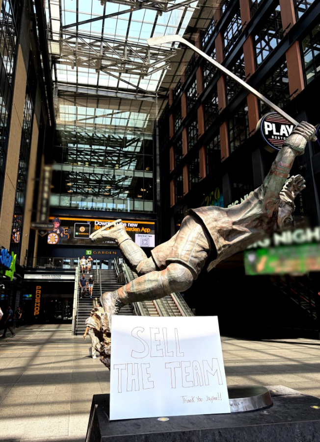 凯尔特人球迷媒体Only In Boston晒照：
球迷将写有“出售球队，谢谢你