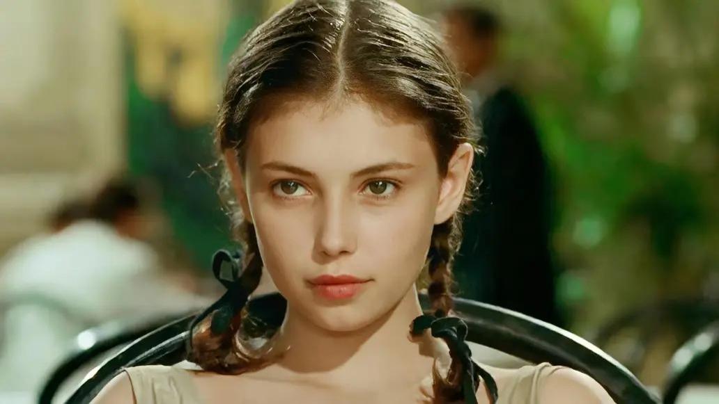 《情人》：我不信，一个人一辈子只爱一个人，但是我相信，总有那么一段岁月，你会碰见一个想用一辈子去爱的