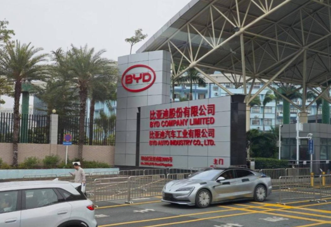 比亚迪重回第一。
比亚迪，300222辆。
长安，270600辆。
奇瑞，240