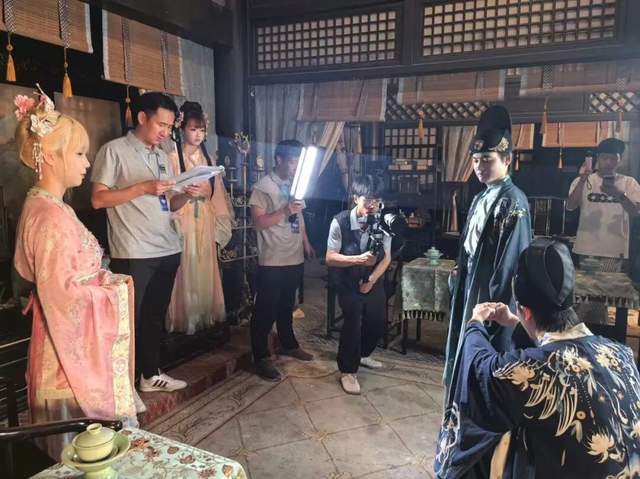 花200多元，在横店“扇对手一巴掌”