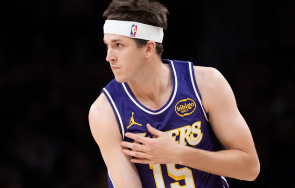 NBA记者Marc Stein今日报道，湖人被普遍预计将在今年休赛期重新签下后卫