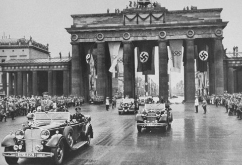 1936年8月1日，希特勒在前往奥运会开幕式的路上穿过勃兰登堡门。