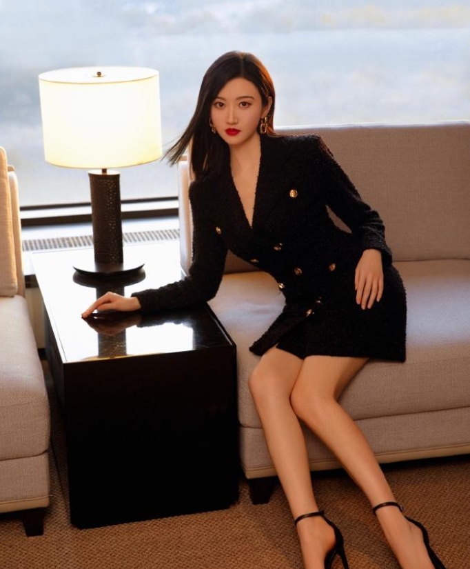 景甜营业照，一身黑裙优雅自信。