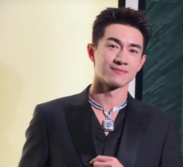 林更新黑色西装帅气满分
看到脖子的时候，就尴尬无比了，而且脖子上的项链，还是商家