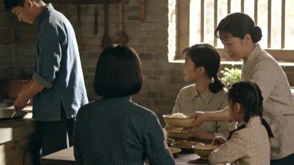 84年我进城当学徒，师父家仨闺女没人要我，只有跛脚二姐给我盛饭，成亲那天她爹把门一关：以后别再说是上