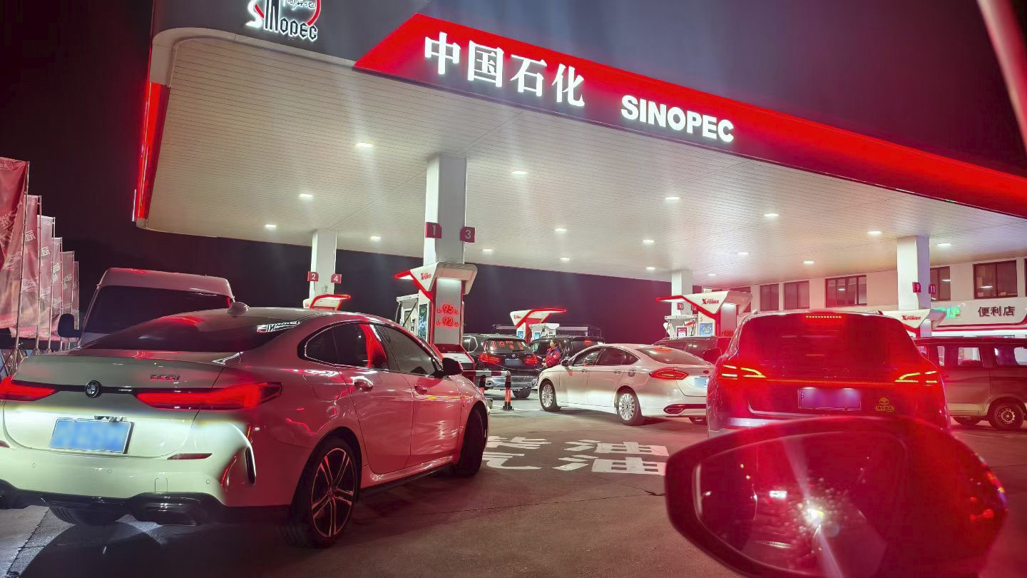 油价重回9字头时代？油车车主天塌了！想省钱还得看比亚迪插混