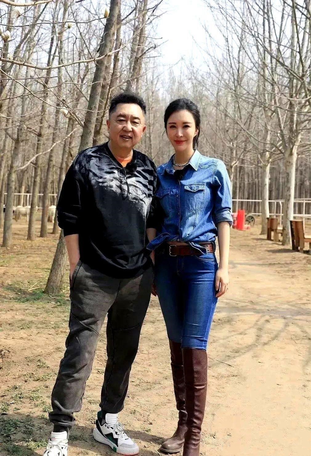 右边这位气质很飒的女士是谁？好面熟啊！左边的是相声演员于谦，于谦可是娱乐圈有名的