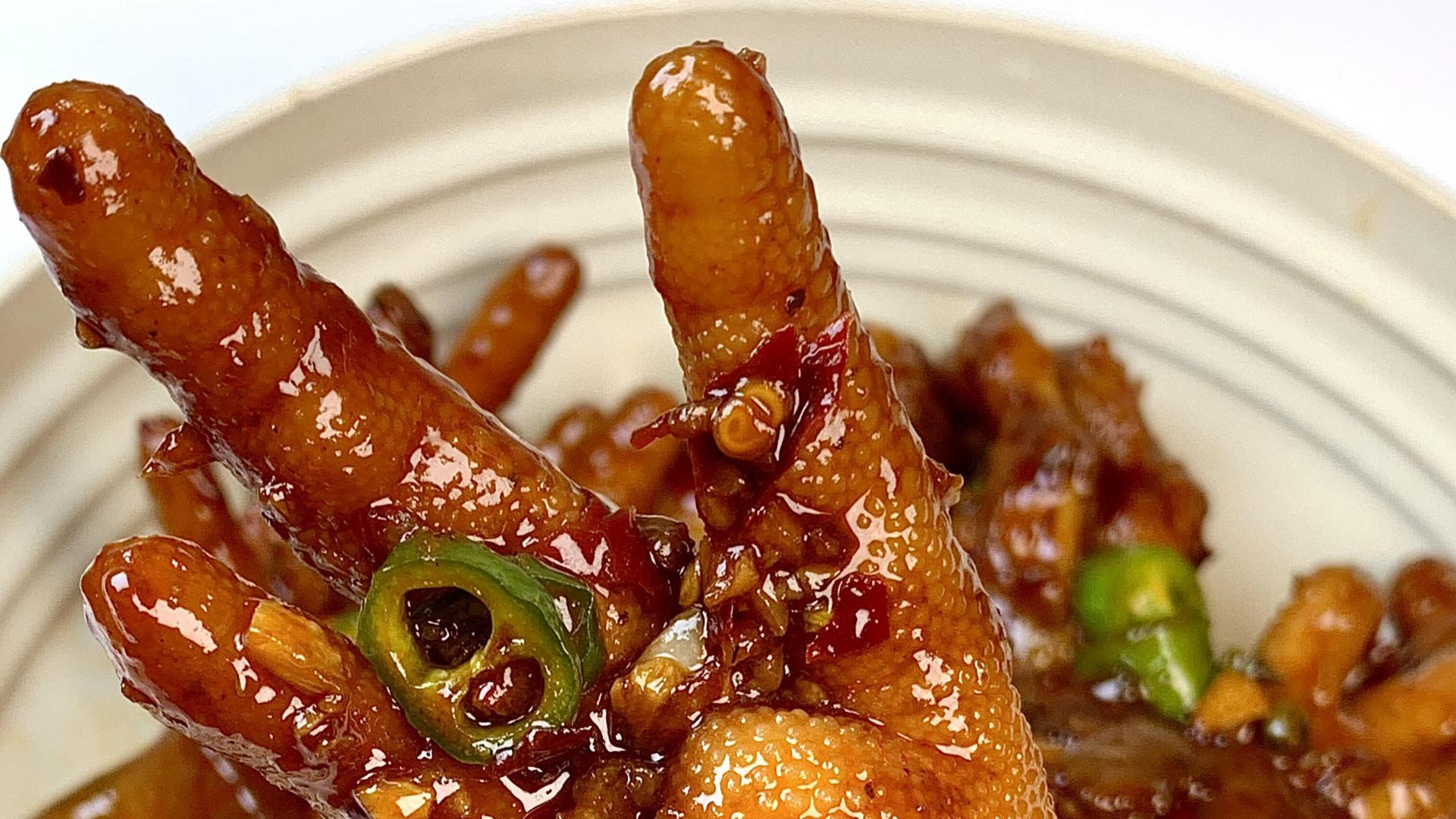 宽粉鸡爪煲做法大揭秘！鸡爪软烂脱骨，宽粉吸满汤汁，糯到黏嘴巴！