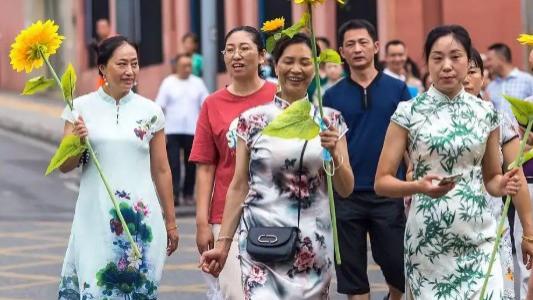 又是旗袍又是向日葵 家长们过度作妖当休矣！
