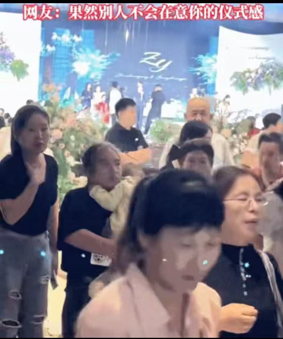 太尴尬了！新郎新娘还在台上进行婚庆仪式，台下宾客吃完直接起身离开，留下新郎新娘目