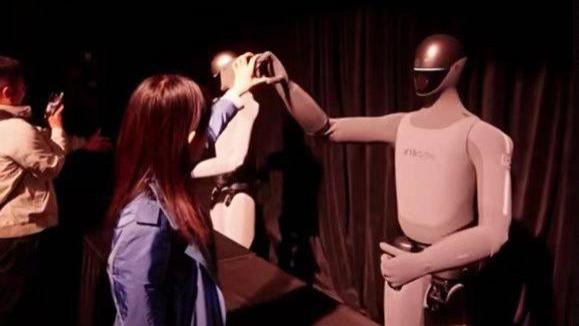 时隔4年，小米新款人形机器人亮相！