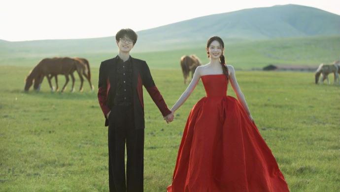 许嵩冯禧未公开婚纱照：藏在镜头外的温柔，才是最踏实的幸福