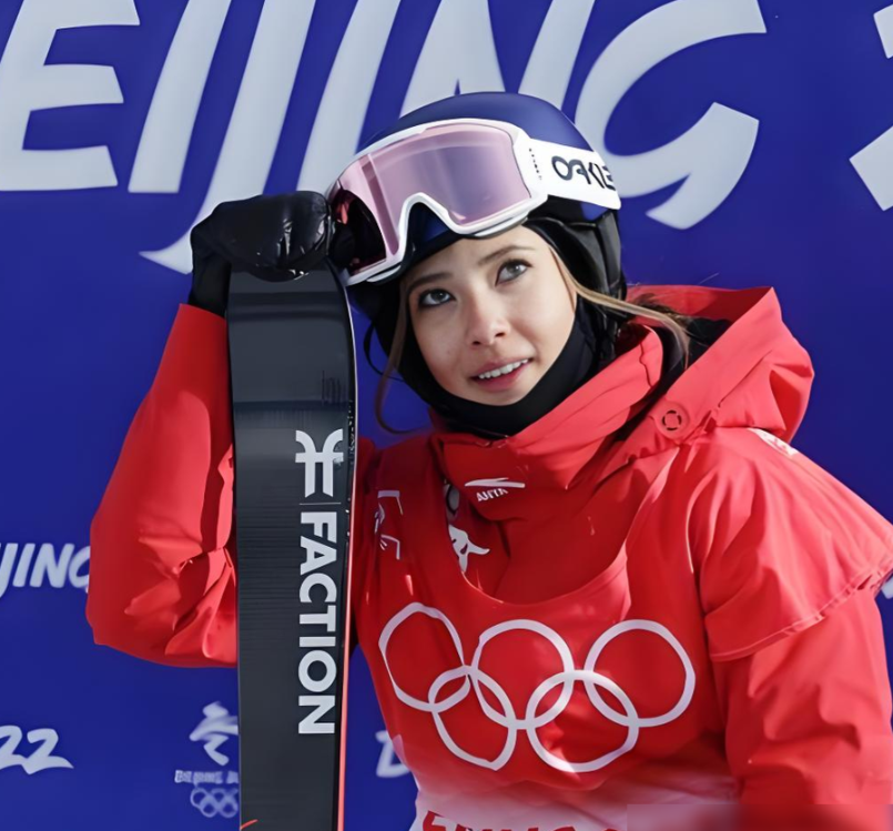 谷爱凌，每天给自己定闹钟，哭5分钟。

米兰冬奥，她差0.38分丢了金牌。冲过终