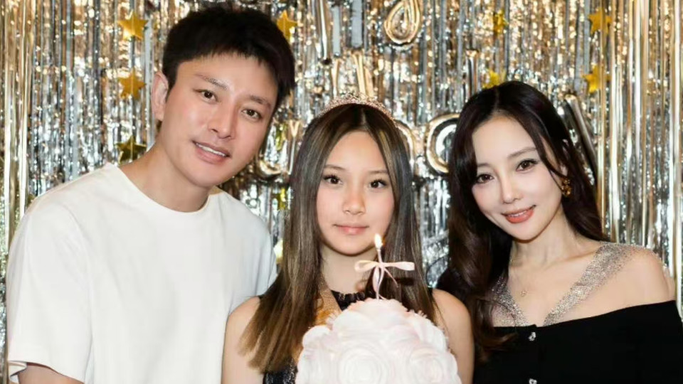 甜馨14岁生日全家福引热议：贾乃亮李小璐合体庆生，体面育儿成焦点
