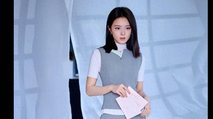 赵今麦灰色短裙，优雅明媚，少女感十足！